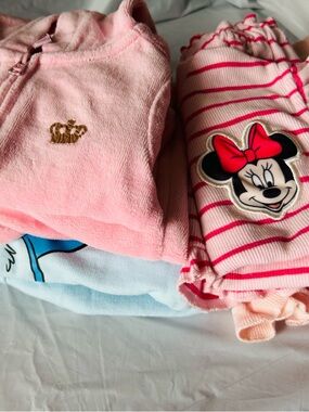 4 outfits, 3 Disney and 1 juicy baby girl 6-9 months